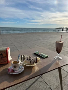 Chocolate y plátano con vista al mar