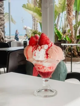 Copa de helado y fresas