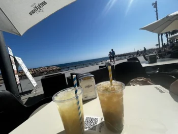 Dos bebidas frente al mar