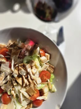 Ensalada con tomates y pan