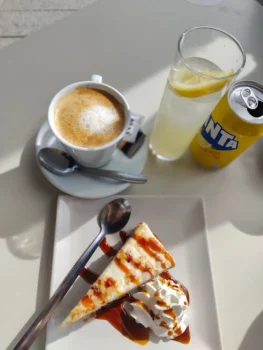 Tarta con café y refresco